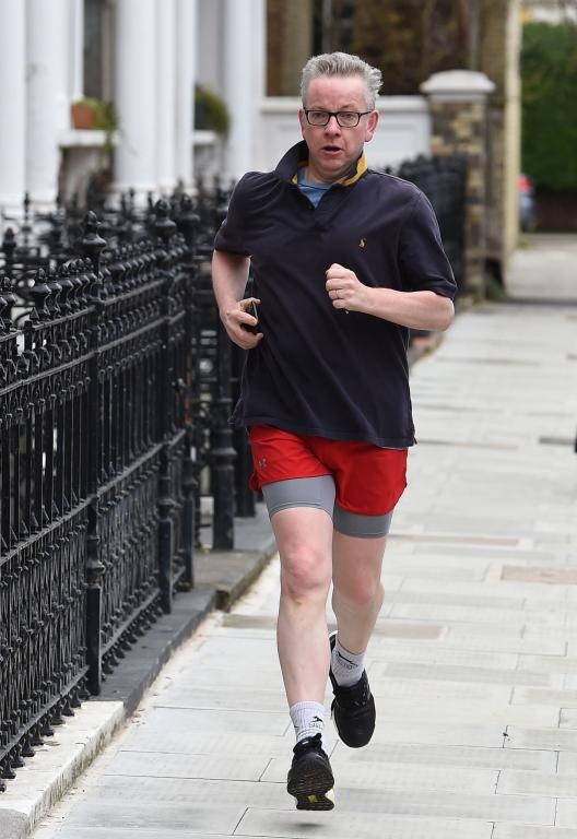 في بريطانيا.. وزير البيئة والغذاء والشؤون الريفية مايكل غوف يمارس رياضة الجري بشكل يومي
