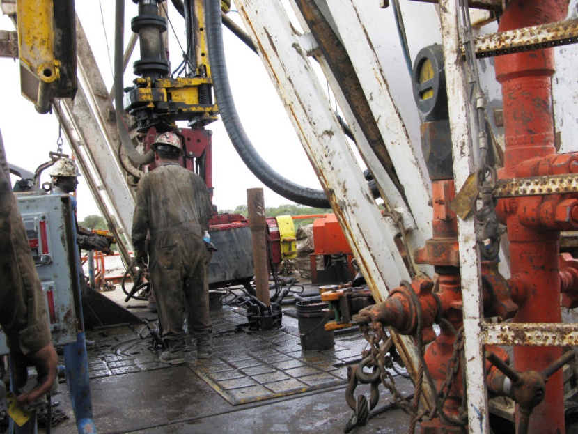 النفط يصعد 1% بفضل نقص في إمدادات الخام وبيانات اقتصادية إيجابية
