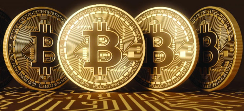 «بيتكوين»  بدأت بقيمة قطعتي بيتزا وبلغت ذروتها عند 20 ألف دولار ثم هوت إلى 3 آلاف 
