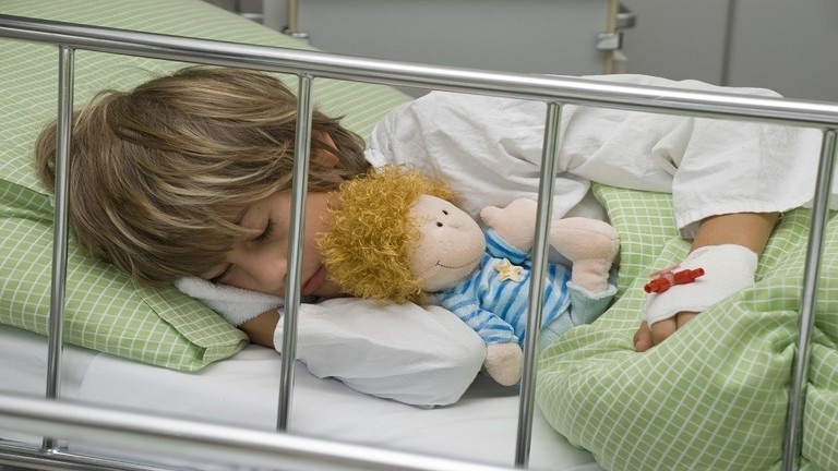 إطباء: اكتشاف فيروس سبب شللا غامضا لمئات الأطفال