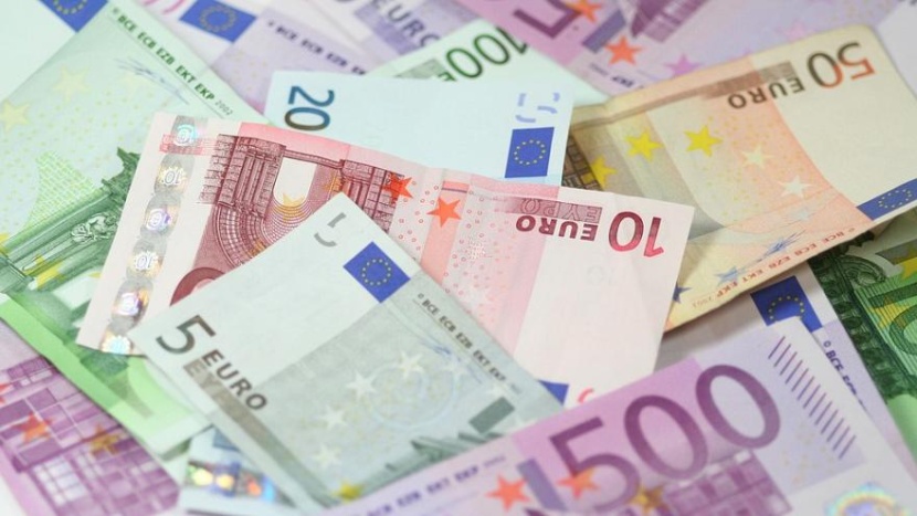 اليورو يهبط لأدنى مستوى في عامين