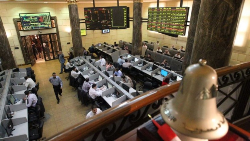 البورصة المصرية تخسر 800 مليون جنيه وتباين في أداء مؤشراتها