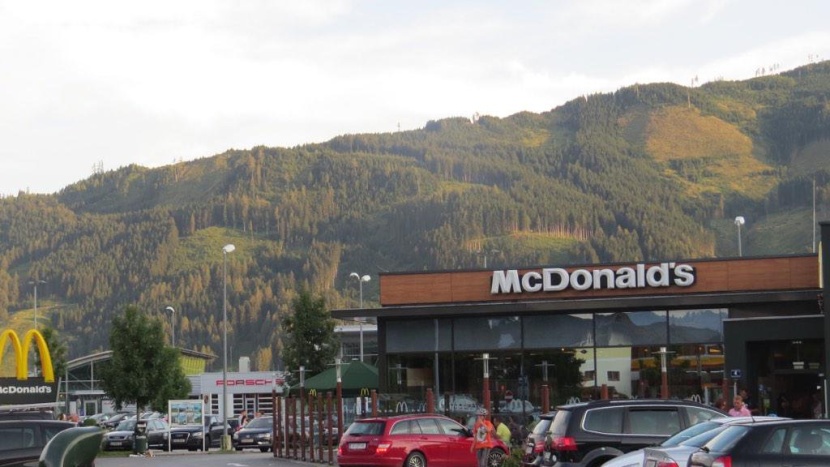موظفو "ماكدونالدز" يقومون بأعمال السفارة الأمريكية في النمسا