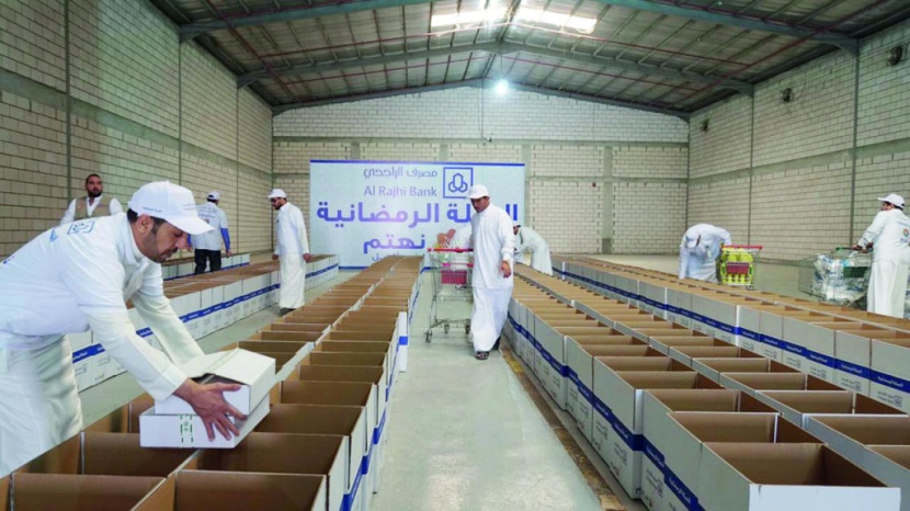 موظفو مصرف الراجحي يتطوعون لتعبئة وتوزيع 2000 سلة غذائية داخل المملكة