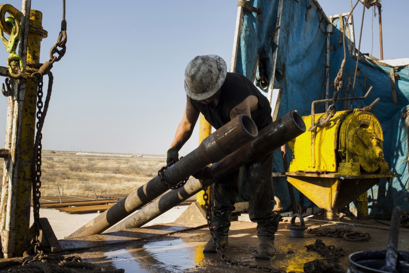 النفط يرتفع لليوم الثالث بفعل مخاوف الإمدادات وتصاعد التوترات