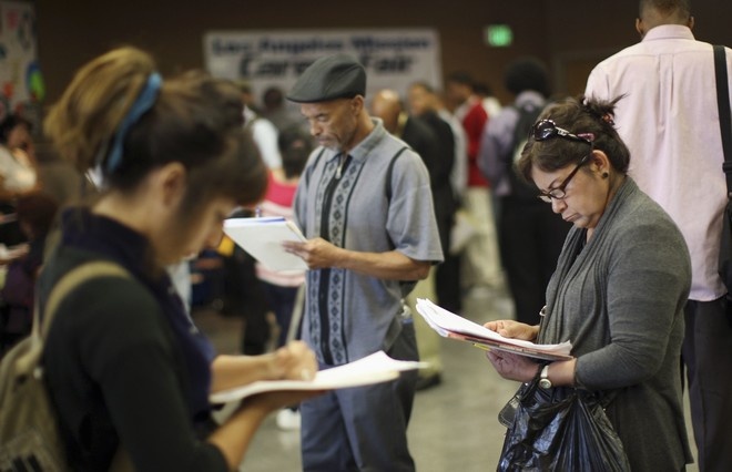 طلبات إعانة البطالة الأمريكية تهبط أكثر من المتوقع