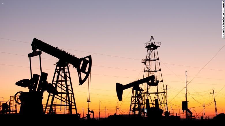 النفط يلامس أعلى مستوى في أسابيع مع تلميح أوبك لتمديد خفض الإنتاج