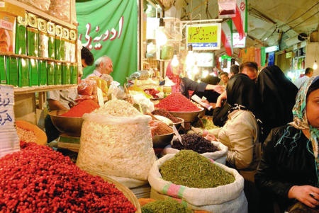  الإيرانيون يلجأون إلى تخزين السلع الغذائية في مواجهة العقوبات الاقتصادية 