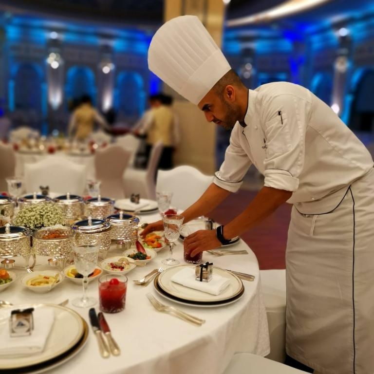 بعد سنوات من ثقافة العيب .. الطهاة السعوديون يتصدرون المشهد في خيم رمضان الفندقية