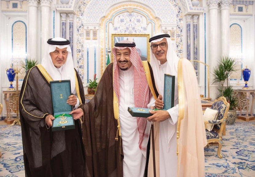 الملك سلمان يمنح الأمير خالد الفيصل والأمير بدر بن عبد المحسن وشاح الملك عبد العزيز