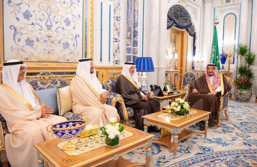الملك سلمان يمنح الأمير خالد الفيصل والأمير بدر بن عبد المحسن وشاح الملك عبد العزيز