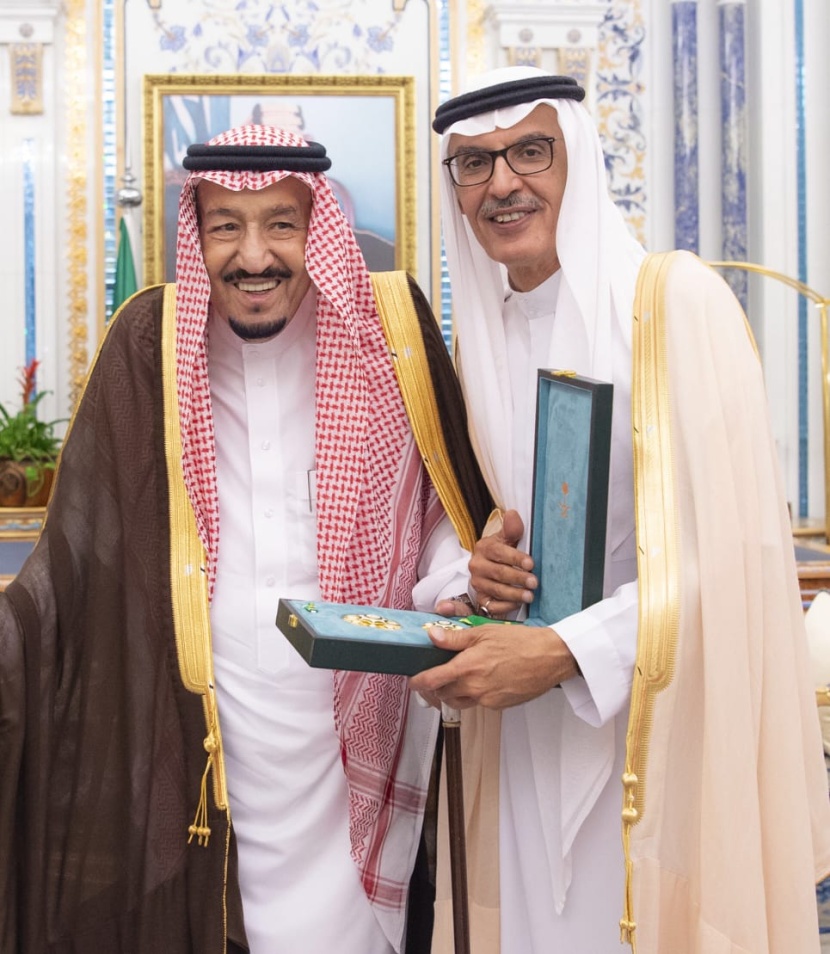 الملك سلمان يمنح الأمير خالد الفيصل والأمير بدر بن عبد المحسن وشاح الملك عبد العزيز