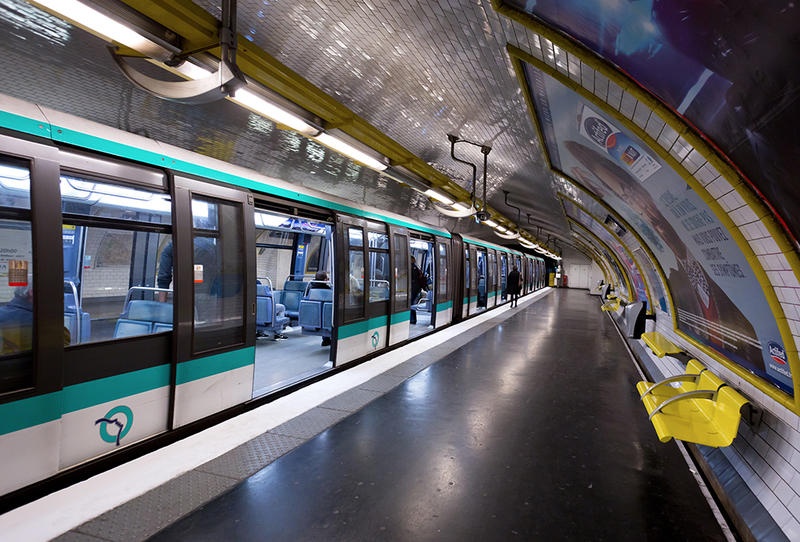 مترو باريس يلغي التذاكر الورقية ويستخدم البطاقات الممغنطة
