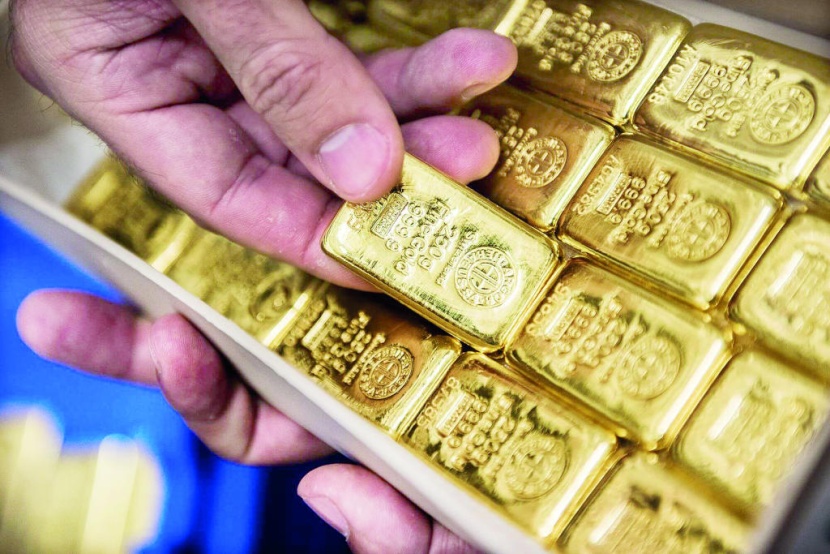 قوة الدولار تضعف جاذبية الذهب .. والأنظار صوب قرار خفض الفائدة