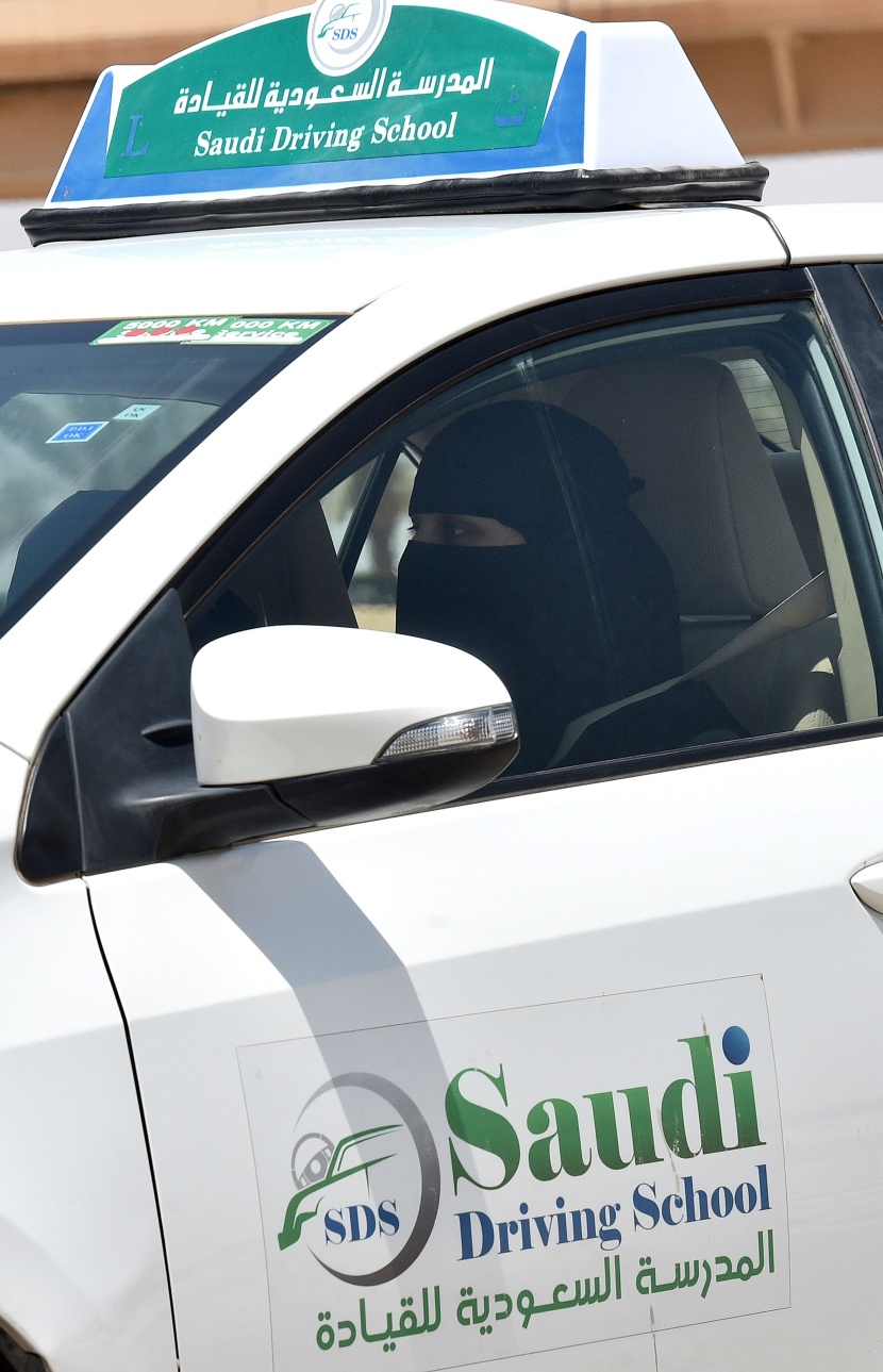 مرور عام على السماح للمرأة في السعودية بقيادة السيارة