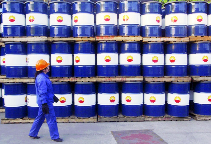 النفط يرتفع مدعوما بانخفاض المخزونات الأمريكية وتشديد العقوبات على إيران