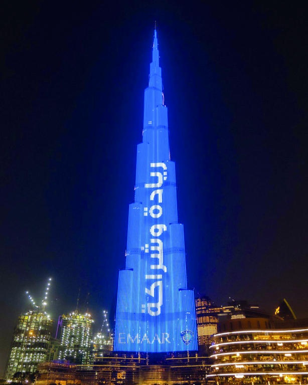 الهلال فوق الأبراج