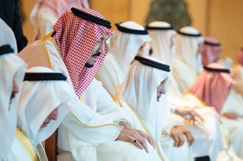 الملك سلمان يؤدي صلاة عيد الفطر مع جموع المصلين في المسجد الحرام