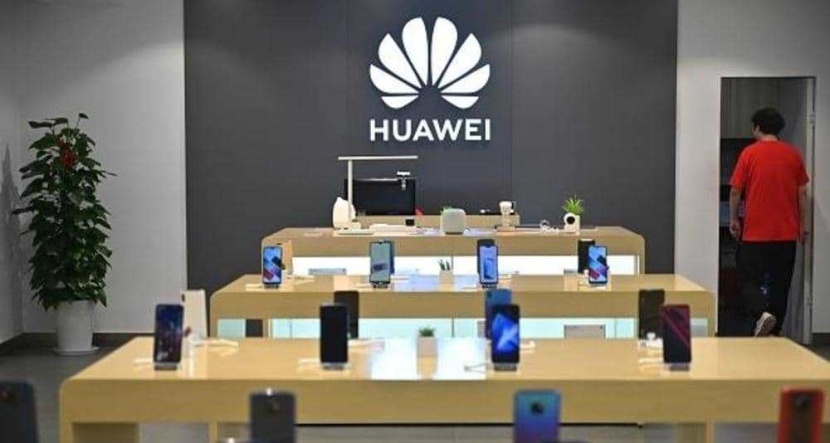 "هواوي" تنفي تقارير تخفيض إنتاج الهواتف الذكية بسبب عقوبات أمريكا