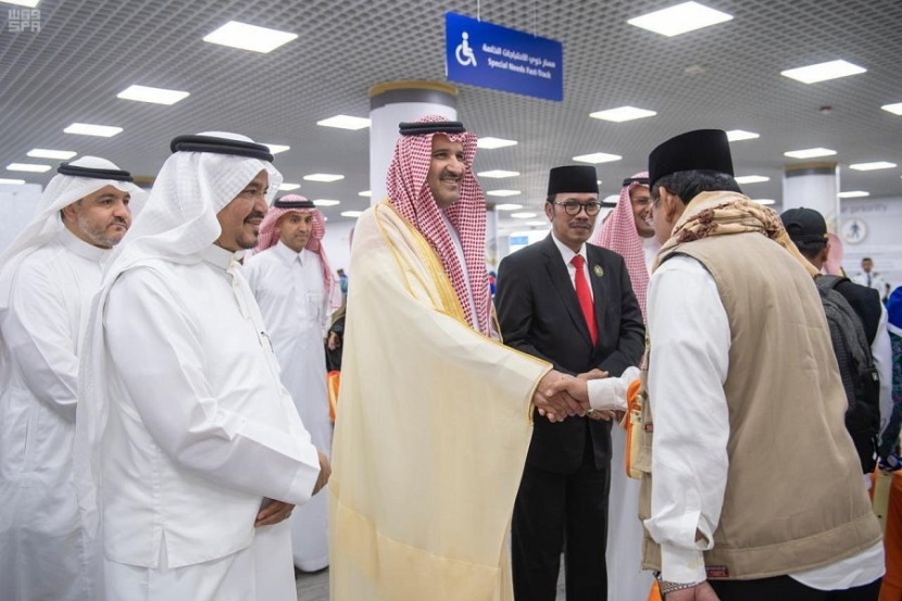 أمير المدينة يتفقد مجمع صالات الحج وصالة طريق مكة بمطار الأمير محمد بن عبدالعزيز الدولي