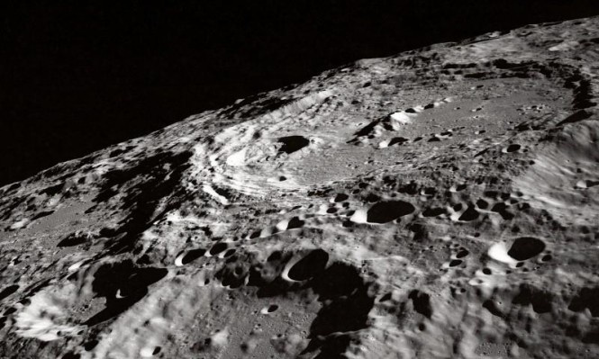 علماء يبحثون عن إجابات لنشأة الأرض تحت سطح القمر