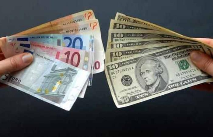 اليورو يتراجع مع تماسك الدولار رغم تكهنات خفض الفائدة