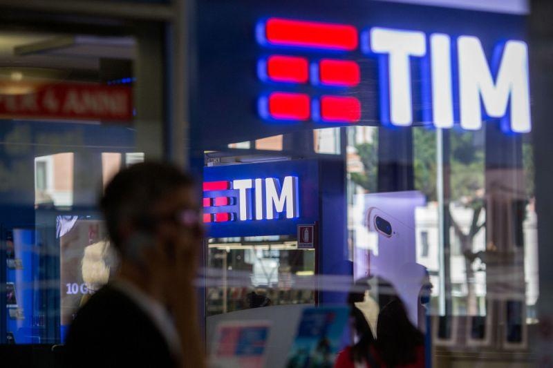 تليكوم إيطاليا تدرس خطة لبيع أصول بملياري يورو