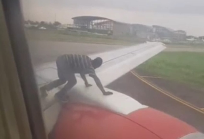 "رعب" على جناح طائرة نيجيرية بسبب رجل تسلق المحرك للسفر إلى غانا