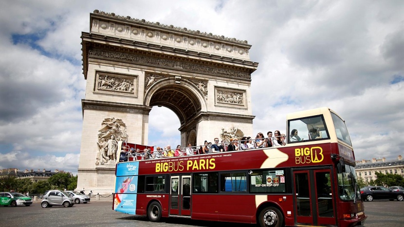 باريس: لا أهلا ولا سهلا بحافلات السياح