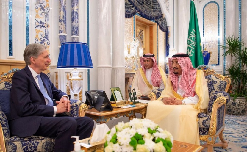 الملك سلمان يبحث مع وزير الخزانة البريطاني حرية الملاحة الدولية