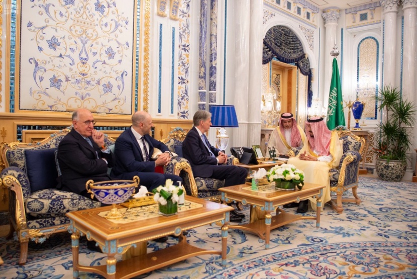 الملك سلمان يبحث مع وزير الخزانة البريطاني حرية الملاحة الدولية