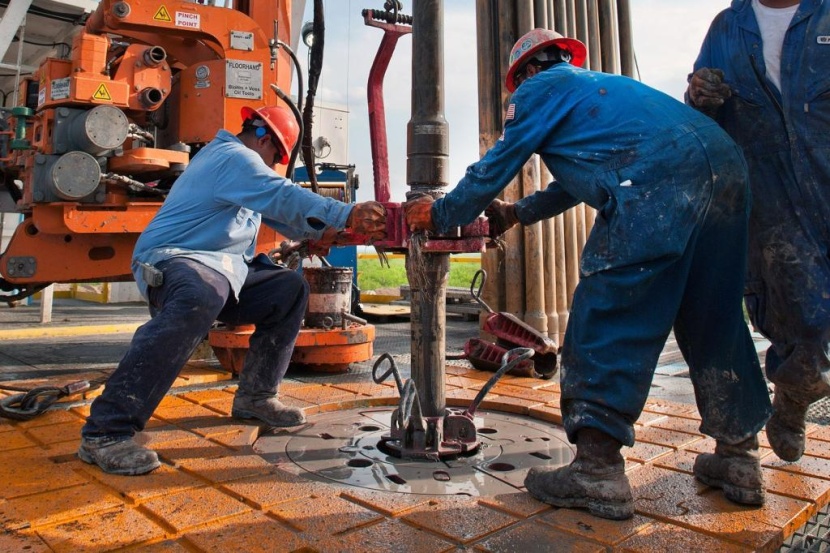 أسعار النفط تحصد مزيدا من المكاسب بفضل تراجع المخزونات وتقييد المعروض