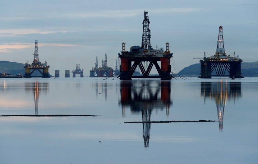 النفط يتراجع بسبب توقعات بانخفاض الطلب والنزاع التجاري الأمريكي الصيني