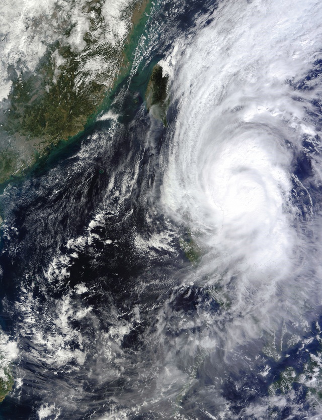 الإعصار "كروسا" يقترب من اليابان وتحذيرات من أضرار واسعة