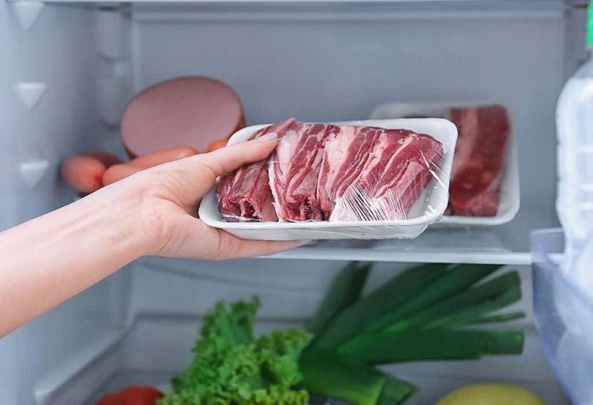 للتخلص من بكتيريا اللحوم المجمدة.. التسييح في الثلاجة هو الحل
