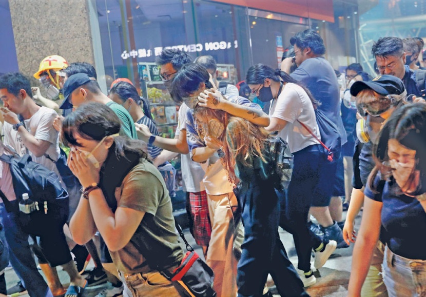 محتجون معارضون في هونج كونج لمشروع قانون يقضي بتسليم مطلوبين للصين