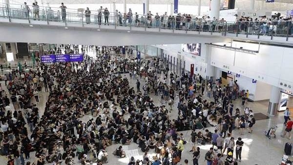 استئناف العمل في مطار هونج كونج بعد احتجاجات للمطالبة بالديمقراطية