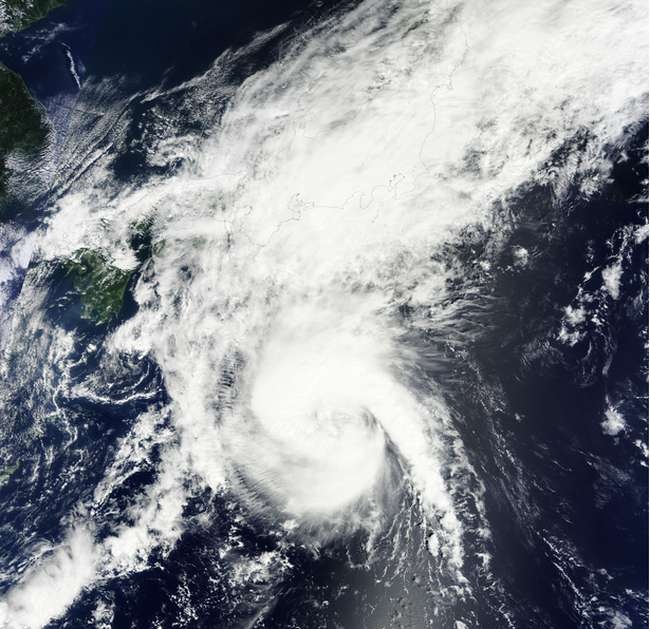 اليابان تنصح أكثر من 400 ألف مواطن بإخلاء مناطق تهددها عاصفة مدارية