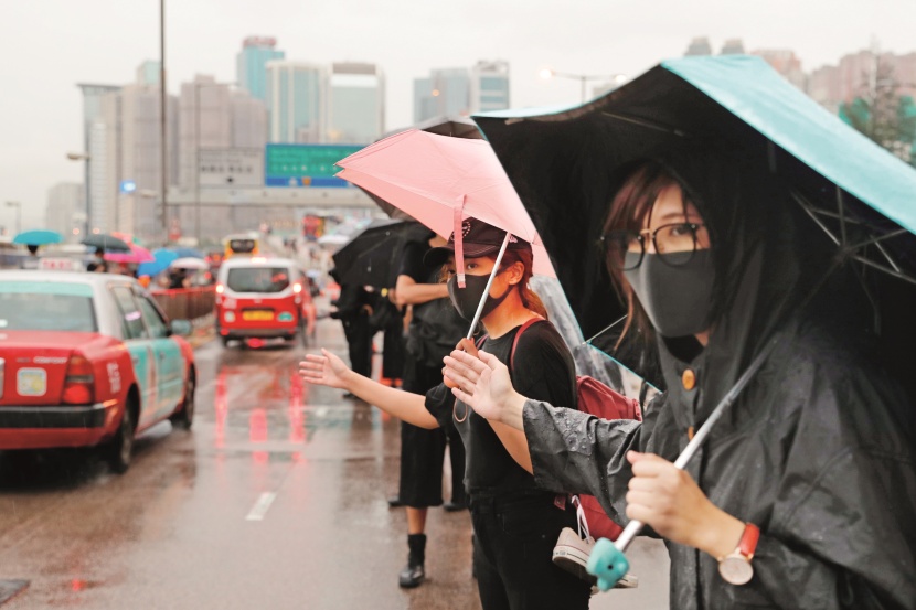  هونج كونج تحذر من «إعصار اقتصادي» يلوح في الأفق 