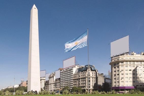 الأرجنتين تترقب اضطرابات مالية بعد استقالة وزير وخفض تصنيفها الائتماني