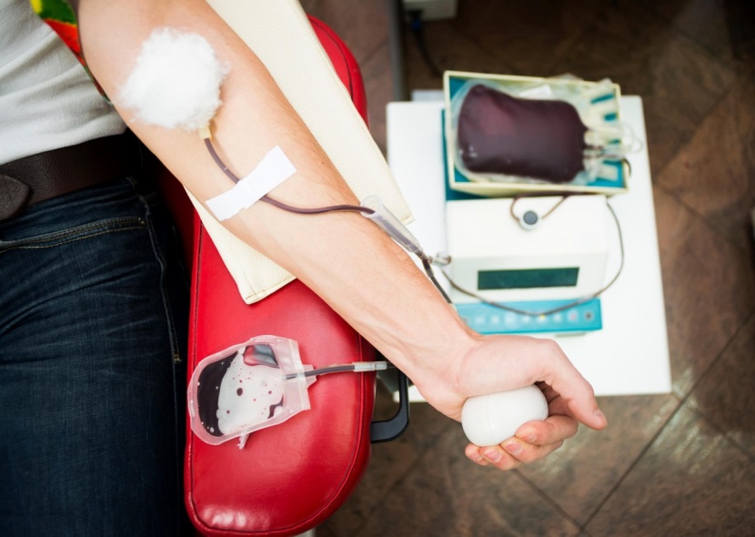 خبراء الطب : لا خطورة من التبرع بالدم صيفا