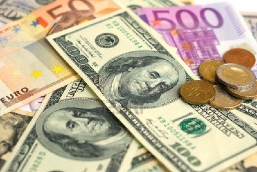 اليورو يتراجع مقابل الدولارعند أقل مستوى في أسبوعين
