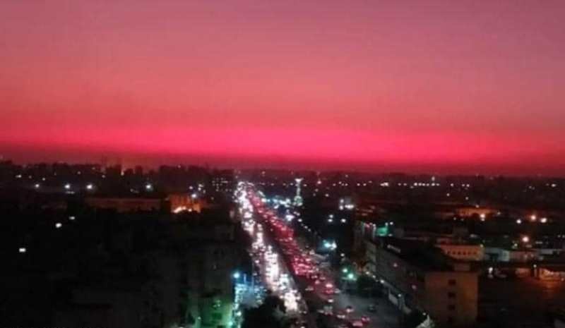 لون "الشفق المسائي" يذهل سكان القاهرة 