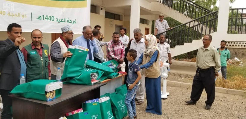 مركز الملك سلمان للإغاثة يدشن مشروع "كساء فرحتكم فرحتنا" بمحافظة عدن