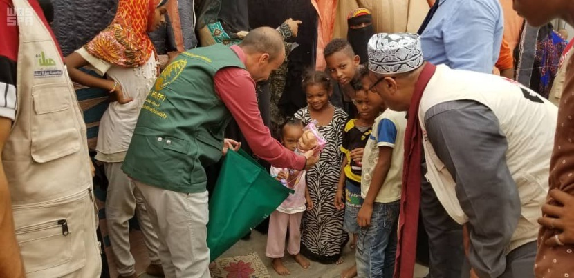 مركز الملك سلمان للإغاثة يدشن مشروع "كساء فرحتكم فرحتنا" بمحافظة عدن