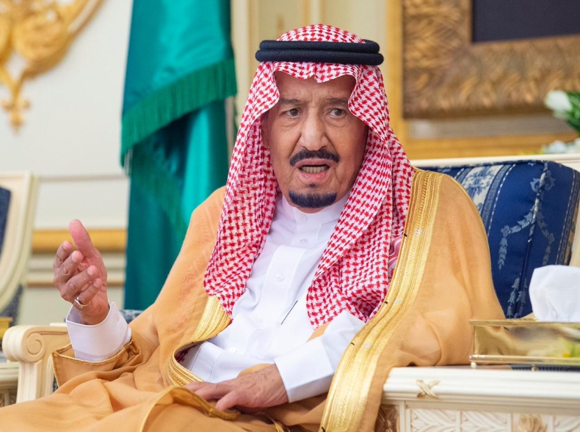 الملك يستقبل الأمراء والعلماء وجمعا من المواطنين