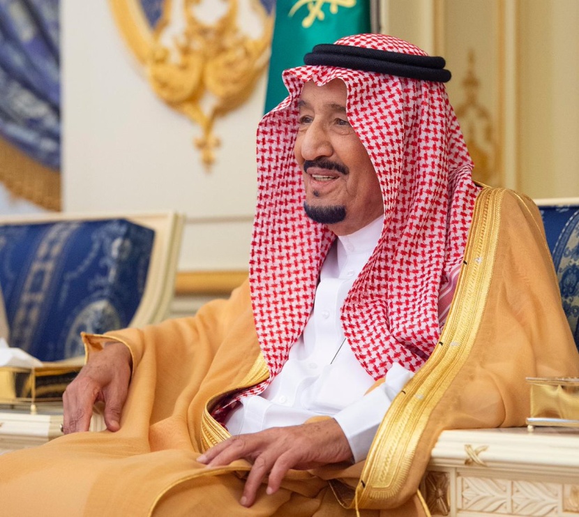 الملك يستقبل الأمراء والعلماء وجمعا من المواطنين