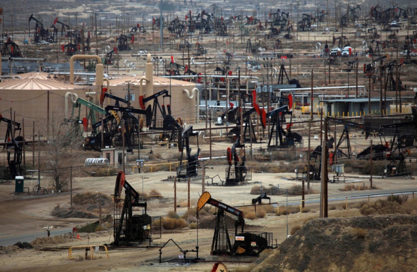 تراجع مخزونات النفط الأمريكي لأدنى مستوى في عام