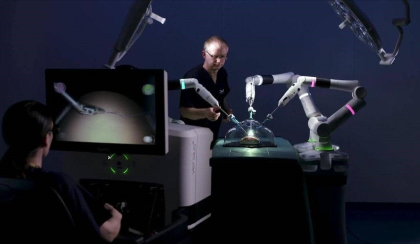 "الروبوت" يقتحم عالم الطب ويقدم ثورة في تخصص الجراحة