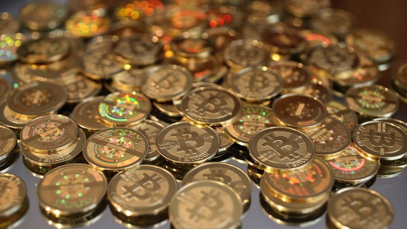 استقرار "بيتكوين" قرب 10 آلاف دولار وتراجع 3 عملات رقمية